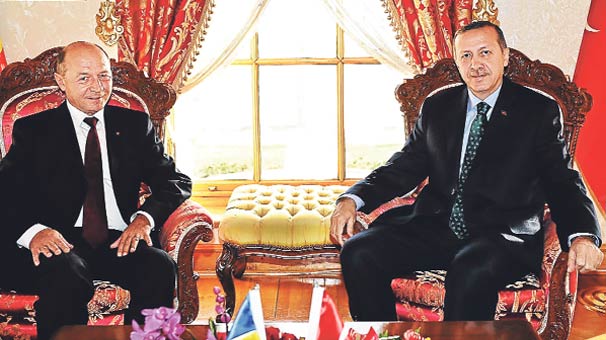 ルーマニア大統領（左）とエルドアン首相