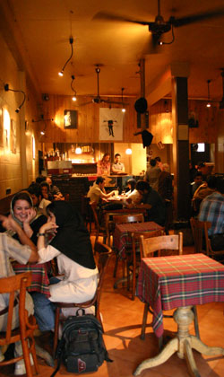 テヘランのいまどきのカフェ(http://www.coffeeeshop.com/より)。店のスタイルや立地を問わず、現在でも（女性の）ウェイトレスに遭遇することはめったいにないと言っていいだろう。