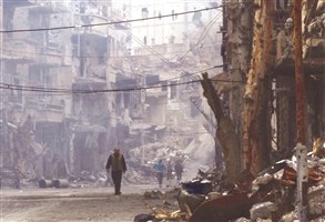 破壊されたデイルアッズールの街中を歩く人々（ロイター）
