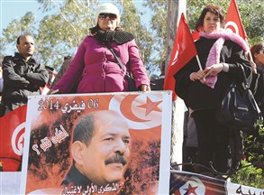 暗殺されたチュニジア反体制派シュクリー・バルイードの一周年記念デモ（AFP）