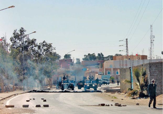 警官隊と市民との衝突が起きたリビア国境近くの広場（ロイター）