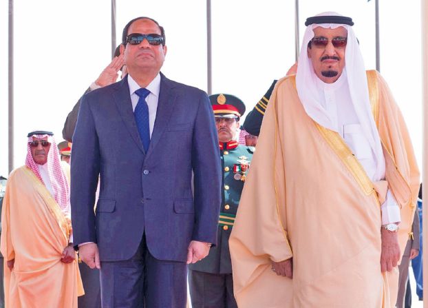 リヤドに到着したエジプト大統領を空港で迎える二聖モスクの守護者（SPA）