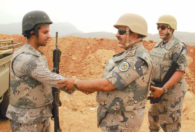イエメン沿い拠点を視察中のサウジ国境警備隊司令官（AFP）
