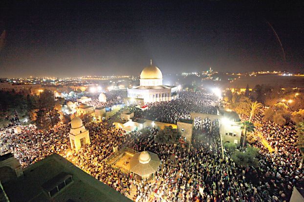 一昨日、アクサー・モスク構内でカドルの夜を祝うパレスチナの人々（AP）