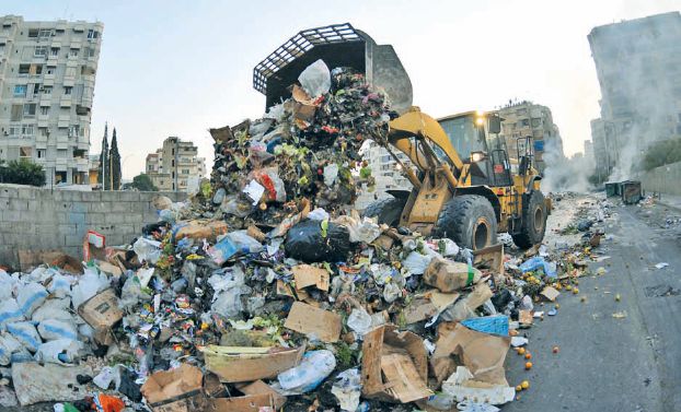 ベイルートの通りでゴミを持ち上げるブルドーザー（al-Hayat）