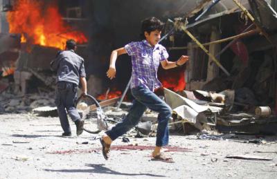 政府軍によるドゥーマー市への爆撃中、必死で逃げるシリア人少年（al-Quds al-Arabi）