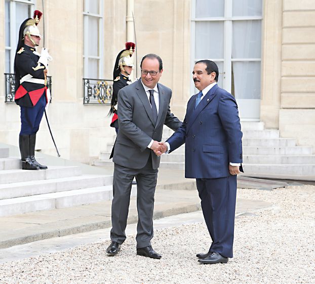 昨日、エリゼ宮前でハマド国王を迎えるオランド大統領（BNA）