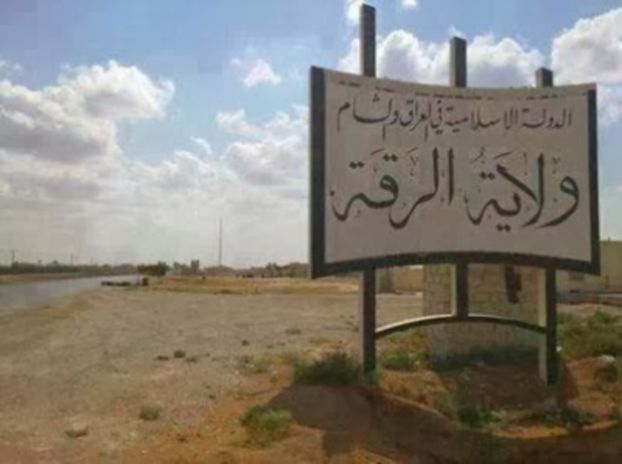 「イラク・シャーム・イスラーム国、ラッカ州」と書かれた標識