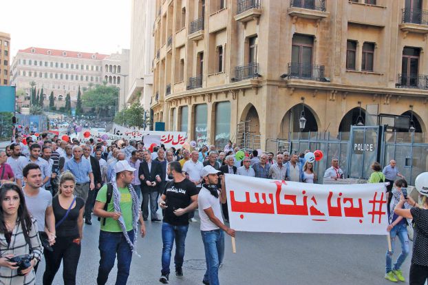 リヤード・スルフ広場と殉教者広場の間の活動家たち（Ali Sultan）