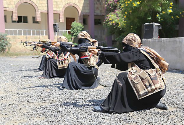 「人民抵抗」の女性兵士による卒業式でのパフォーマンス。昨日のタイズで。（AFP）