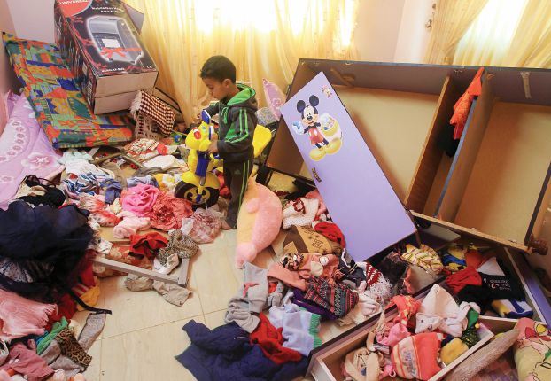 イスラエル軍による家宅捜索の後、自分のおもちゃを探すパレスチナ少年（AFP）