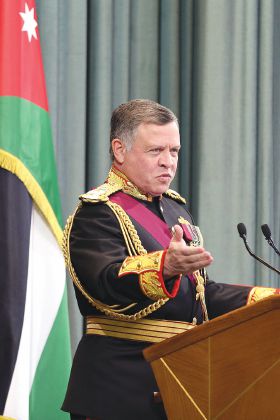 ヨルダン国会でスピーチする国王（AFP）