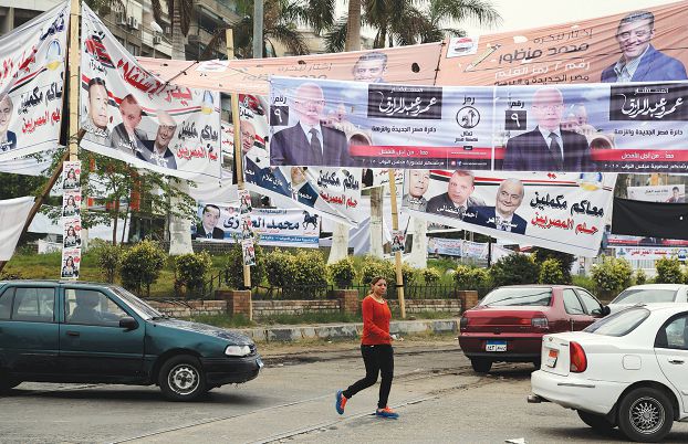 選挙用横断幕がひしめくカイロの通り（Reuters）