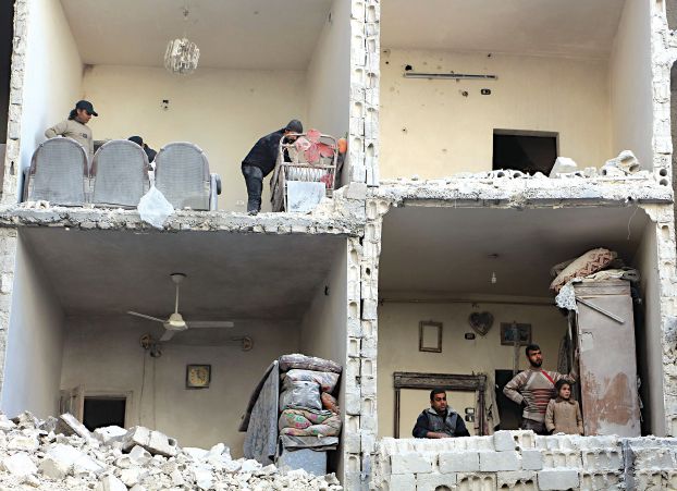 シリア軍機の爆撃で破壊されたアレッポの住居（AFP）