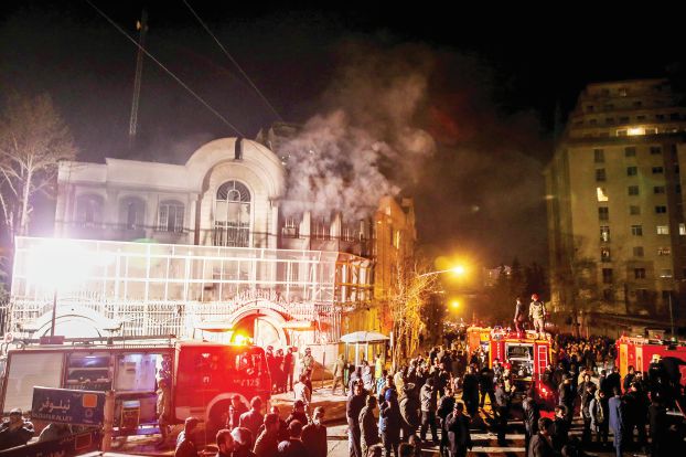 土曜の夜、在テヘラン・サウジ大使館に放火したデモ隊（AFP）