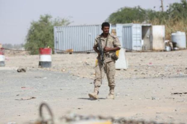 第3管区基地内を歩くイエメン兵（Reuters）