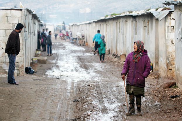 トルコ国境に近いイドリブ県サルキーンのシリア避難民たち（Reuters）