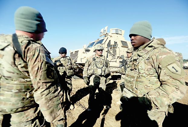 バグダード南西でイラク軍を指導する米軍教官（AFP）