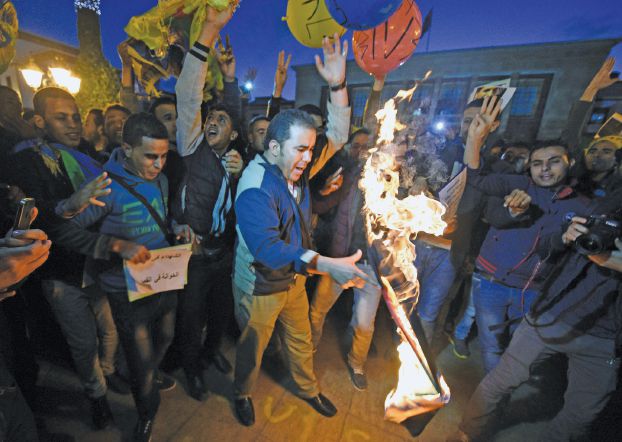 大学生同士の衝突で死亡者がでたことに抗議するアマーズィーク（ベルベル人）（AFP）