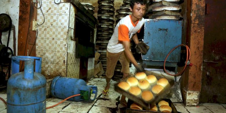 ジャカルタ中央市にある工場がパン製造に用いる12キロ入りLPGガス（2014年1月2日）。このパン製造企業はLPGガスの値上げでパンの販売価格を2,000ルピアから2,500ルピアに引き上げを計画。
