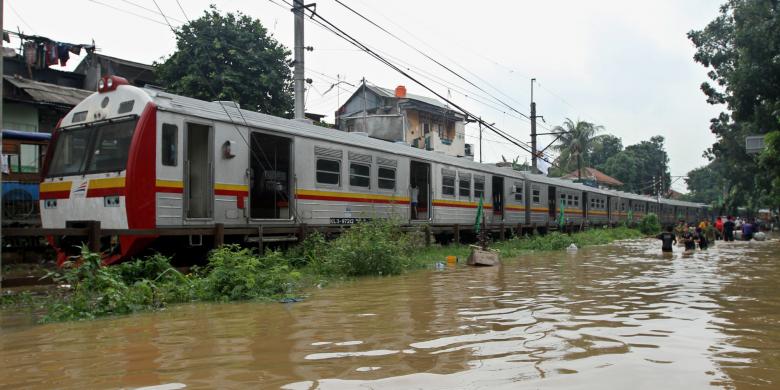 ジャカルタ南部ブキット・ドゥリ地区を通過する電車は1メートルに達した洪水のため立ち往生。（2012年1月13日）大雨とボゴールに発する増水で、ジャカルタの多くの地域が冠水.