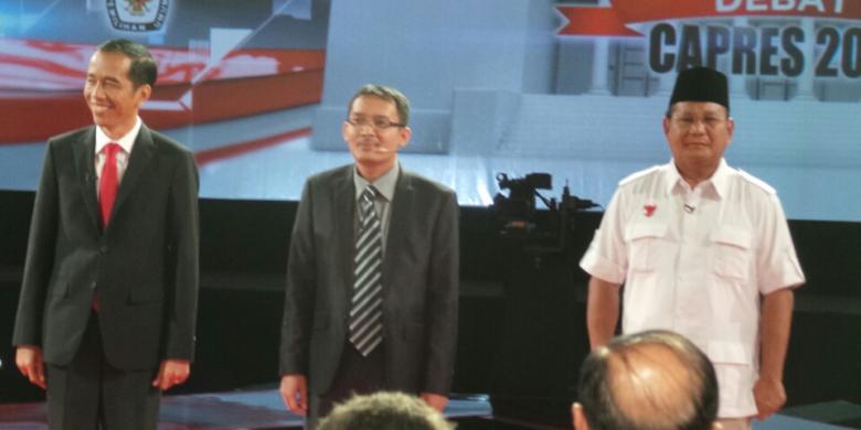 6月15日に行われた候補者討論会において、中央選挙管理委員会会長フスニ・カミル・マリク氏を挟んで立つ大統領候補者のジョコ・ウィドド氏とプラボウォ・スビアント氏
