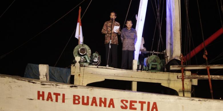 7月22日、北ジャカルタのスンダ・クラパ港のピニシ船上で大統領選の勝利宣言を行うジョコ・ウィドド氏とユスフ・カラ氏