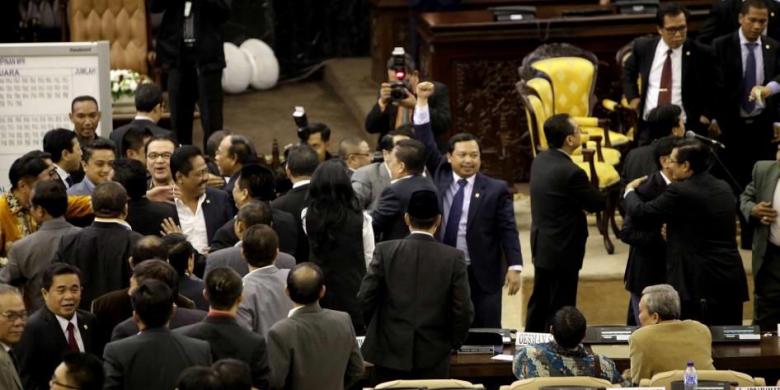 去る8日、インドネシア国民評議会・国民議会・地方代議員議会会館での国民評議会代表選挙の開票後、347票の最大票を獲得し歓喜するメラプティ連合のメンバー。