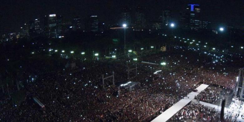 去る20日、ジョコ・ウィドド大統領（写真右）はジャカルタの独立記念塔広場において、3本指のサインを掲げた群衆の前で演説を行った。
