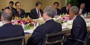 アメリカ合衆国大統領バラク・オバマ氏（右）は10日北京にてジョコ・ウィドド大統領と二国間会談を行った。オバマ氏は中国で開催されたアジア太平洋経済協力（APEC）のサミットに参加した。