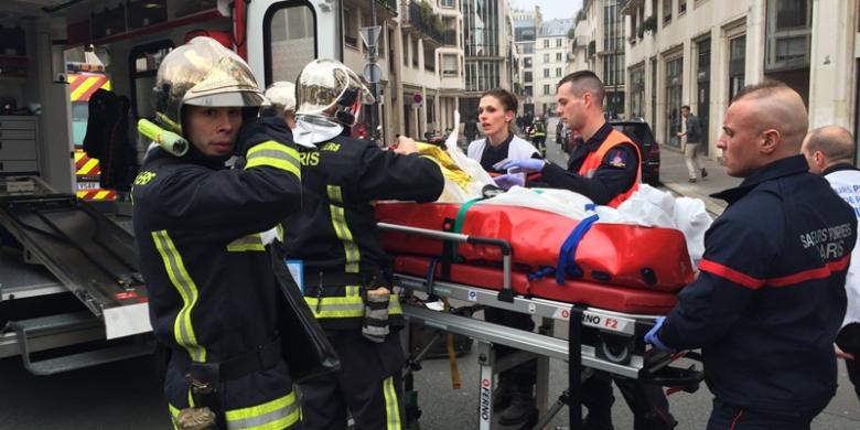 1月7日、パリにある風刺週刊紙「シャルリ―・エブド」の本社への襲撃による負傷者を運ぶ医療チーム。この襲撃は、編集長を含む12人の犠牲者を出した。
