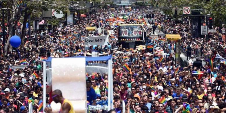アメリカ最高裁判所が全米50の州において同性婚を合法と認める判決を下した２日後、サンフランシスコとカリフォルニアで行われたゲイパレードに参加し道を埋め尽くす数千の人々（2015年7月2日）
