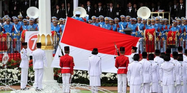2015年8月17日、大統領官邸でのインドネシア共和国第70回独立記念日式典において紅白旗を掲揚する国旗掲揚隊