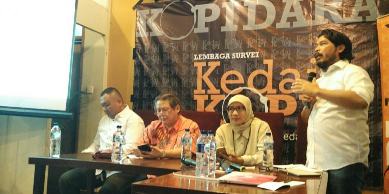 2016年10月30日、KedaiKOPI (インドネシア世論調査グループ) による2017年ジャカルタ別州知事選挙についての世論調査の結果発表。中央ジャカルタ市チキニのレストラン「クダイ・ドゥア・ニ