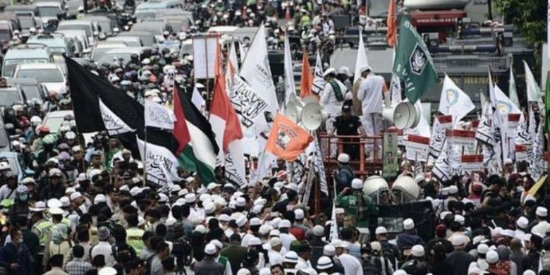 バスキ・チャハヤ・プルナマジャカルタ首都特別州知事が宗教を冒涜したとされる事件の裁判に関するデモにおいてパレスチナ国旗が見られた。