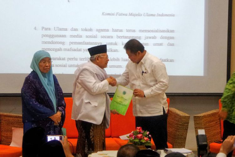 インドネシア・ウラマ評議会のマルフ・アミン議長は、情報通信省のルディアンタラ大臣に、ソーシャルメディアを通じた刑と民事法の指針に関する2017年第24号ファトワを手渡した。