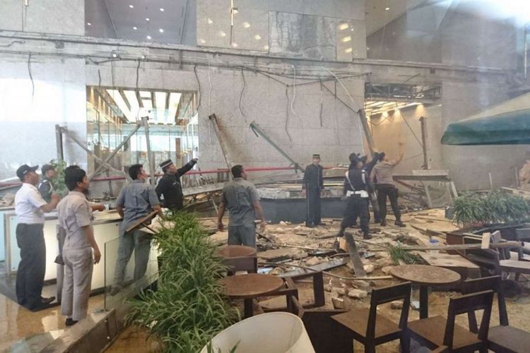 去る1月15日にジャカルタのインドネシア証券取引所建物内で起きた中二階の廊下崩落に関して損壊を確認する従業員。この事故で複数負名が負傷した。