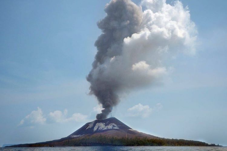 噴火するアナック・クラカタウ山
