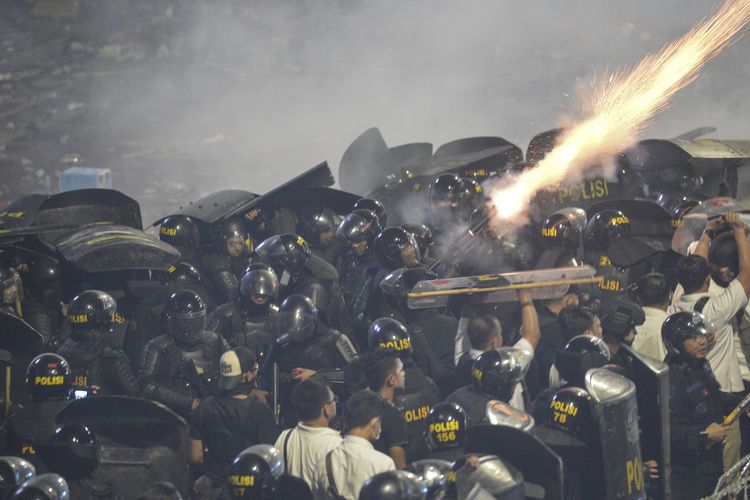 去る5月22日、総選挙監視庁建物前で暴動が発生した際警官隊は催涙ガスを発射した。