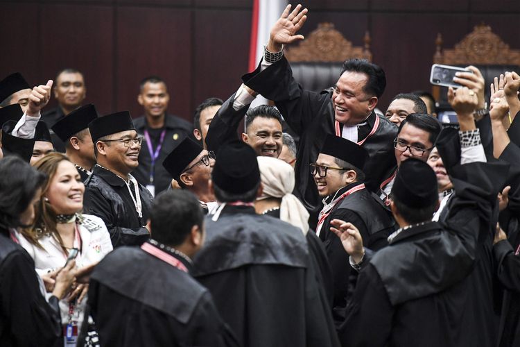 去る6月27日、ジャカルタの憲法裁判所にて喜びにあふれるジョコ大統領候補弁護団。憲法裁判所はプラボウォ大統領候補側からの訴えを全て退けた。