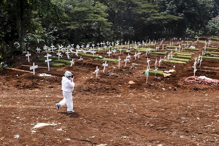 ジャカルタ市内の墓地を訪れた新型コロナウイルスによる死亡者の遺族
