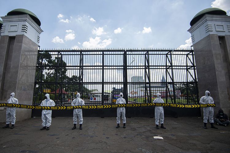 去る9月30日、マスク・防護服を着用した上でインドネシア国会前で雇用創出オムニバス法案反対の労働者デモ沈静にあたる警察官