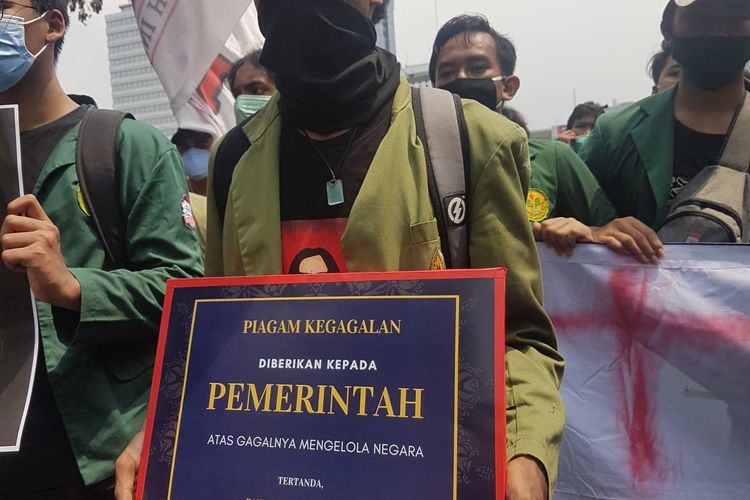 全インドネシア学生評議会（BEM SI）の学生たちが政府に向けた「失敗憲章」を掲げて雇用創出法に反対するデモを行った。