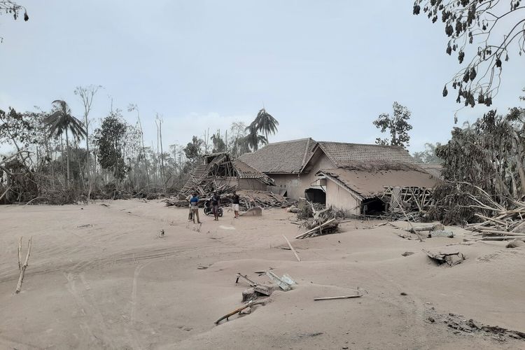 スメル山からの火砕流の被害を受けたルマジャン県プロノジウォ群シプット・ウラン村の民家の様子。