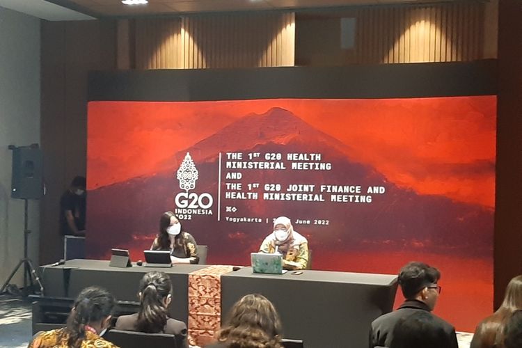 ジョグジャカルタで開催されたG20記者会見での、インドネシア保健省公衆衛生総局シティ・ナディア・タルミジ事務総長
