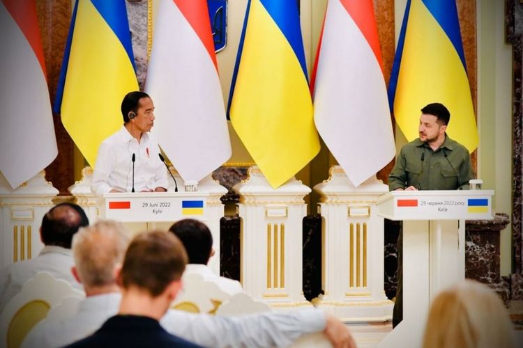 去る6月29日、ウクライナ・キーウのマリア宮殿にてプレス向け声明を発表したジョコ・ウィドド大統領とウクライナのヴォロディミール・ゼレンスキー大統領。