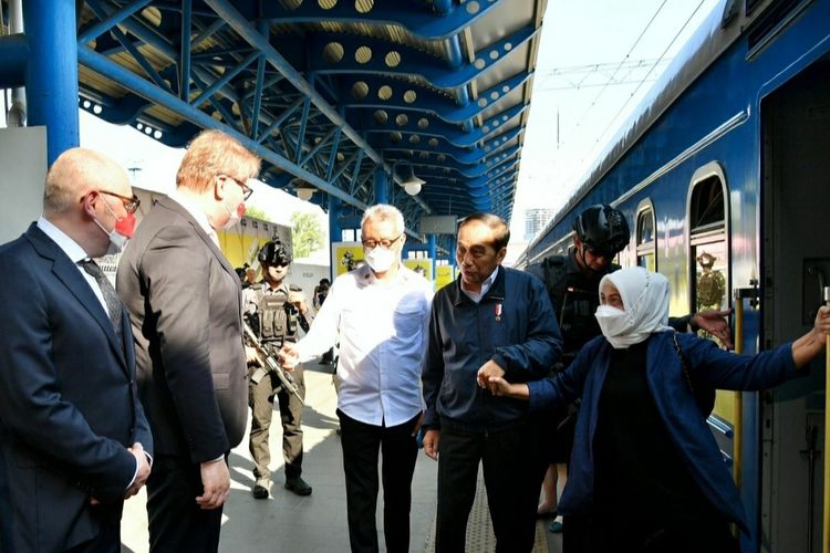 去る6月29日の現地時間8時50分頃、ウクライナ・キーウ中央駅１番線に到着したジョコ・ウィドド大統領とイリアナ夫人。