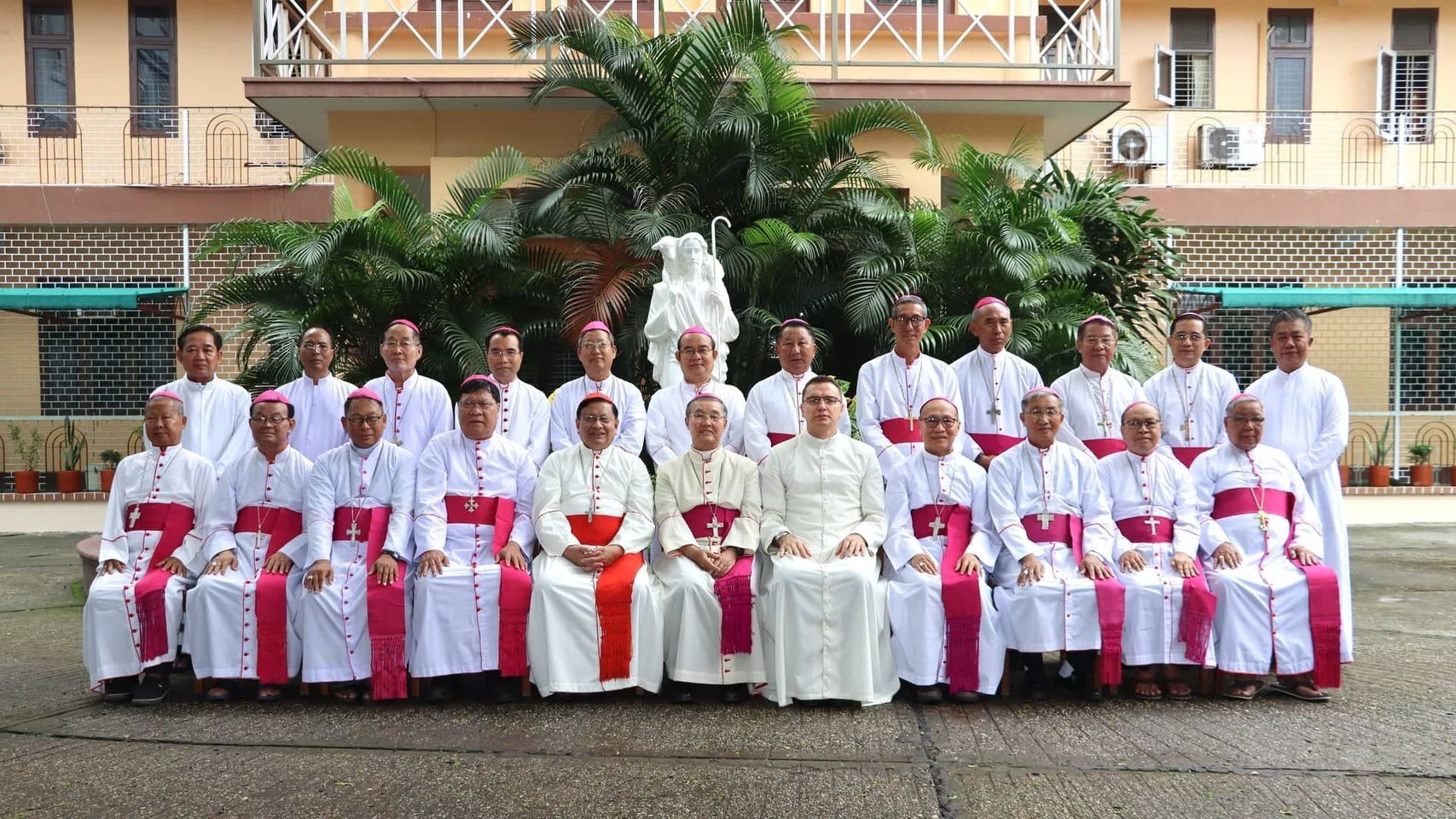 ヤンゴン市で開催されたローマカトリック会議に出席した司祭（2022年6月11日）