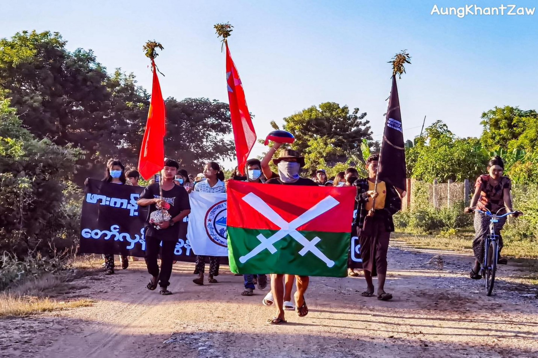 60人以上が亡くなったパーカン市アナンパー村の空爆の後の、チンドゥィン河西岸でのデモ隊は、10月26日に「悲しみを革命の力として加速せよ｣という看板、カチンの旗を持ち路上に出た