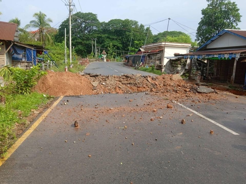 軍評議会の軍がコーカレイ市入り口への道を重機で破壊　写真：ドゥパラヤ県